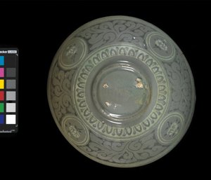 क्रेन और बादलों के साथ कटोरा, c.1150-1200 (सेलाडॉन-ग्लेज़ेड स्टोनवेयर) द्वारा कोरियाई स्कूल