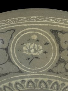 क्रेन और बादलों के साथ कटोरा, c.1150-1200 (सेलाडॉन-ग्लेज़ेड स्टोनवेयर) द्वारा कोरियाई स्कूल