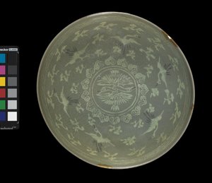 क्रेन और बादलों के साथ बाउल, c.1150-1200 (celadon- चमकता हुआ पत्थर का पात्र) द्वारा कोरियाई स्कूल