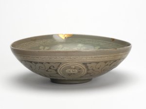 क्रेन और बादलों के साथ बाउल, c.1150-1200 (celadon- चमकता हुआ पत्थर का पात्र) द्वारा कोरियाई स्कूल