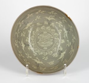 क्रेन और बादलों के साथ बाउल, c.1150-1200 द्वारा कोरियाई स्कूल
