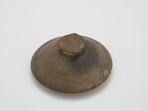ढक्कन, पहली छमाही छठी शताब्दी (प्राकृतिक राख शीशे का आवरण के निशान के साथ बिना ढके पत्थर के पात्र) द्वारा कोरियाई स्कूल