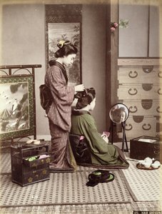हेयरड्रेसिंग, जापान, c.1880 (कार्ड पर हाथ से रंगीन एल्बम प्रिंट) द्वारा कुसाकाबे किम्बी