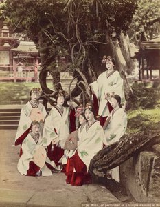 Miko, या नारा में एक मंदिर नृत्य में प्रदर्शन, c.1890