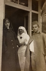 फ्रूली-वेनेज़िया गिउलिया में प्रथम विश्व युद्ध का एल्बम: विला ब्रेज़ो में एक कैडेट ऑस्ट्रियाई कैदी के साथ दो रेड क्रॉस नर्सों का पोर्ट्रेट, सोलेशियानो मंज़ानो में युद्ध के अस्पताल के 17 का घर (बी / डब्ल्यू फोटो) द्वारा एल। वर्दियानी
