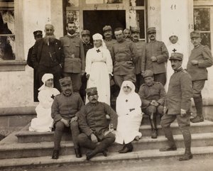 फ्र्यूली-वेनेज़िया गिउलिया में प्रथम विश्व युद्ध का एल्बम: माल्टा के शूरवीरों की यात्रा के दौरान अधिकारियों और रेड क्रॉस नर्सों के साथ समूह चित्र एक विला ब्रेज़ो, सोलेशियानो मंज़ानो में युद्ध के अस्पताल के 17 का घर, 25/11/1915 ( बी / डब्ल्यू फोटो) द्वारा एल। वर्दियानी