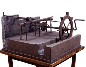 गियर और पानी द्वारा संचालित हाइड्रोलिक आरी का लकड़ी का मॉडल (मॉडल)। लियोनार्डो दा विंची (लियोनार्ड डी विंची) (1452-1519) विज्ञान और प्रौद्योगिकी संग्रहालय, मिलान द्वारा ड्राइंग के बाद बनाया गया। द्वारा लियोनार्डो दा (बाद में) विंसी