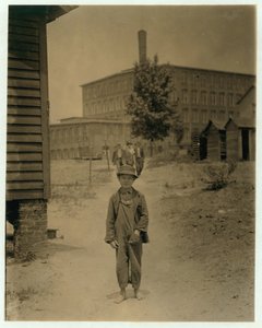 12 साल के एडी नॉर्टन, सक्सन मिल, स्पार्टनबर्ग, नॉर्थ कैरोलिना, 1912 में एक स्वीपर के रूप में लगभग 40 सेंट का एक दिन बनाते हैं द्वारा लेविस विक्स हाइन