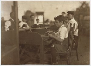 डी पेड्रो कैसलास सिगार फैक्ट्री, ताम्पा, फ्लोरिडा, 1909 में बाल प्रशिक्षु द्वारा लेविस विक्स हाइन