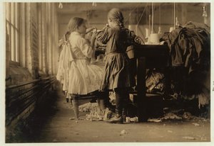 लाउडसन होजरी मिल्स, टेनेसी में 1910 में चाइल्ड रेवेलर एंड लूपर द्वारा लेविस विक्स हाइन