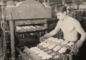 मैसाचुसेट्स के पैरागॉन रबर कंपनी में फैक्टरी कर्मचारी। 1936 द्वारा लेविस विक्स हाइन