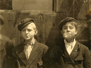 सिगरेट पीने वाले न्यूज़बॉय, सेंट लुइस, मिसौरी 1910 द्वारा लेविस विक्स हाइन