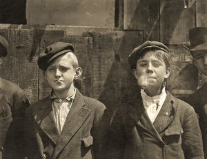 सिगरेट पीने वाले न्यूज़बॉय, सेंट लुइस, मिसौरी 1910 द्वारा लेविस विक्स हाइन