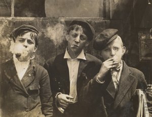 तीन युवा न्यूजबॉय धूम्रपान, सेंट लुइस, मिसौरी, संयुक्त राज्य अमेरिका, 1910