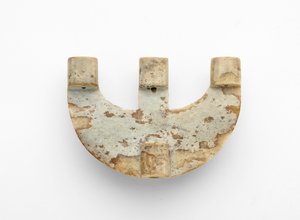 जोड़ा हुआ सजावट के साथ चाप के आकार का लटकन, c.3300-2250 ईसा पूर्व