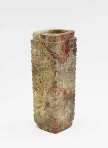 नाइन-टियर ट्यूब (cong 琮) मास्क के साथ, c.3300-2250 BC (जेड, नेफ्राइट)