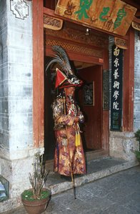 चीन, युन्नान, लिजिआंग, पारंपरिक नक्सी पोशाक में आदमी द्वारा अज्ञात अज्ञात