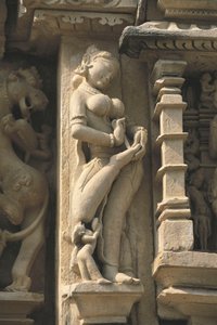 सुरसुंदरी (स्वर्गीय सौंदर्य), पार्श्वनाथ मंदिर, स्मारकों के खजुराहो समूह (यूनेस्को विश्व विरासत सूची) को दर्शाती राहत द्वारा अज्ञात अज्ञात
