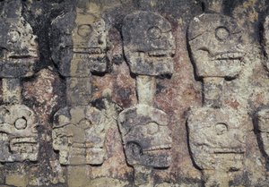 मानव खोपड़ी को दर्शाती राहत, त्ज़ोम्पांतली का विवरण, या खोपड़ी की दीवार, चिचेन इट्ज़ा का पुरातात्विक स्थल (यूनेस्को विश्व धरोहर स्थल) द्वारा अज्ञात अज्ञात