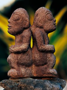 Tiki Gods, Marquesas द्वीप समूह, फ़्रेंच पोलिनेशिया (फ्रांसीसी गणराज्य का विदेशी क्षेत्र) द्वारा अज्ञात अज्ञात