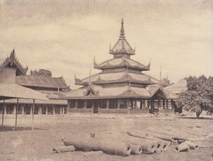 अमेरापुरा: सफेद हाथी का महल द्वारा लिनिअस ट्राइप