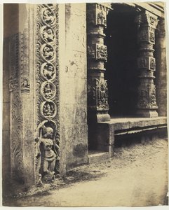मदुरा: रॉयल गोपुरम में चार पत्थरों वाले मूर्तियों में से एक के आधार के साथ चित्रित पोर्टिको में खंभे द्वारा लिनिअस ट्राइप