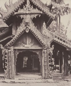 पुगहम मायो: श्वे ज़ीगोंग पैगोडा के प्रांगण में नक्काशीदार द्वार द्वारा लिनिअस ट्राइप