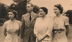 1946 के रॉयल लॉज, विंसर के मैदान में शाही परिवार द्वारा लिसा शेरिडन