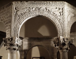 लोम्बार्ड कला, लिटप्रैंड का पुनर्जागरण (लियूटप्रैंडस) लोम्बार्ड्स का राजा: विस्तार से डी'आर्क डेकोरी डे रिलीफ्स, 730-740 (रिनास्केंज़ा लिउटप्रैंडिया, राहत के साथ मेहराब का विवरण) सिविडेल डेल फ्रूली, म्यूजियो क्रिस्टियानो डि सिविडेल नेल फ्रूली, बैप्टिस्