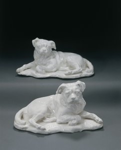 हॉगर्थ के कुत्ते 'ट्रम्प' के दो चेल्सी मॉडल, c.1747-50 (सिरेमिक) द्वारा लुई फ्रेंकोइस (बाद में)