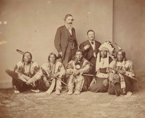 जनरल जेई स्मिथ एंड इंडियंस, 1870 के दशक। द्वारा मैथ्यू ब्रैडी