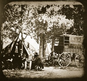 1863 में कुल्पेपर कोर्ट हाउस के मैदान में न्यूयॉर्क हेराल्ड का मुख्यालय द्वारा मैथ्यू बी ब्रैडी