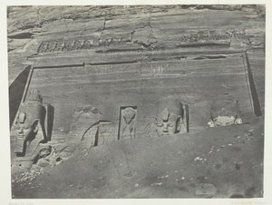 इब्सामबौल, जनरल व्यू ऑफ़ द ग्रेट स्पियोस ऑफ़ फ़्रे, नूबिया, 184951, 1852 मुद्रित। द्वारा मैक्सिम डू कैंप
