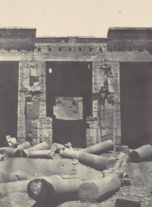 थेब्स। मेडिनेट-हबौ। 1850 में रामसेस-मियामौन के महल के पेरिसस्टाइल का पूर्वी भाग। द्वारा मैक्सिम डू कैंप