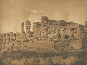 कर्णक के महल के हाइपोस्टाइल हॉल का दृश्य, पूर्वोत्तर कोने से लिया गया, 1849-50। द्वारा मैक्सिम डू कैंप