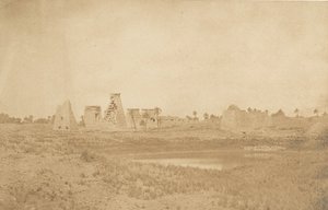 दक्षिणपूर्व से लिया गया, 1849-50 में, कर्णक के महल के प्रोपीलिया का दृश्य। द्वारा मैक्सिम डू कैंप