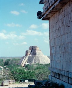 Precolombian सभ्यता: Uxmal प्राचीन माया राजधानी, Puuc शैली की साइट पर ऊपरी मंदिर का दृश्य। उत्तर युकाटन 600-900 ई. मेक्सिको द्वारा माया