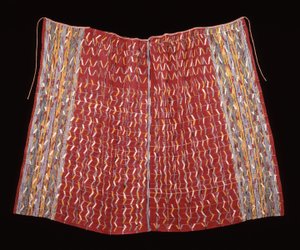 कोफ़्राडिया केप, संभवतः एक संत की आकृति के लिए, c.1920-1940 (कपास; ताना-सामना वाला सादा बुनाई ताना धारियों और ताना इकत और पूरक-बाने पैटर्निंग के साथ) द्वारा माया मय