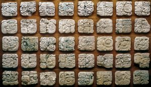 माया कैलेंडर (320-1697) विभिन्न ग्लिफ़ (उत्कीर्ण पत्थरों) से बना है
