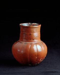 प्रीकोलम्बियाई कला, माया सभ्यता, उत्तर शास्त्रीय काल: मिट्टी का जार। लॉस सेरिटोस, चिकाज, क्विचे, ग्वाटेमाला सन से। एच। 17.5 x व्यास। 9 सेमी ग्वाटेमाला, पुरातत्व और नृवंशविज्ञान का राष्ट्रीय संग्रहालय द्वारा माया मय