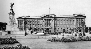 अपनी पुनर्स्थापना के बाद बकिंघम पैलेस, लंदन, 1926-1927।