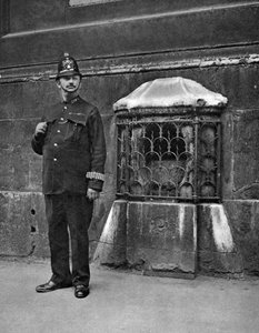 1926-1927, सेंट स्विटिंस, तोप स्ट्रीट, लंदन की दीवार में लंदन स्टोन