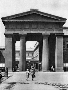 डोरिक आर्क, 1926-1927, लंदन के यूस्टन स्टेशन की ओर जाता है।