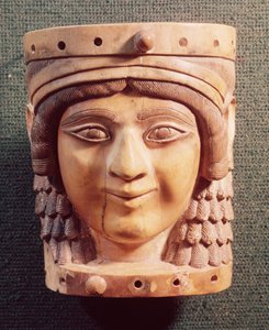 सलमानसर III, 1400-612 ईसा पूर्व के पैलेस से एक महिला का प्रमुख, जिसे लेडी ऑफ द वेल कहा जाता है या निम्रद की मोना लिसा। द्वारा मेसोपोटेमिया