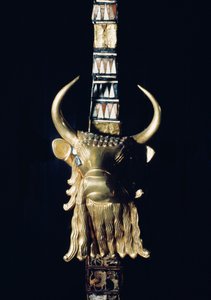एक बैल का सिर, एक वीणा से सजावट, 2800-2300 ईसा पूर्व (सोने की लकड़ी) (198659 देखें)