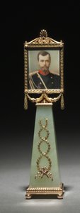 फ़्रेमयुक्त लघुचित्र: Czar निकोलस II के पोर्ट्रेट, पीटर कार्ल फैबरेग की फर्म (1846-1920), जोहान्स ज़हन्ग्राफ (1857-1908) द्वारा चित्रित लघु, 1896 से पहले (सोना, जेड, माणिक, गौचे, हाथी दांत, ग्लास) (499673 भी देखें) और 499674)