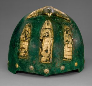 पंखों के साथ एक पक्षी के नीचे दिव्य आकृतियों वाला हेलमेट, c.1500-1100 ईसा पूर्व (कांस्य, बिटुमेन पर सोने की पन्नी) द्वारा मध्य एलामाइट काल