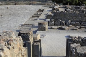 फिस्टोस का मिनोअन पुरातत्व स्थल। उत्तर विंग से सेंट्रल कोर्ट के साथ पश्चिम विंग मंदिरों का सामान्य दृश्य। दो प्रकार के तीर्थ थे: "बेंच तीर्थ" और "लुट्रल बेसिन"। "" बेंच श्राइन "" एक छोटा और आयताकार कमरा था जिसमें कम  द्वारा Minoan