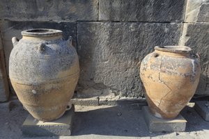 फिस्टोस का मिनोअन पुरातत्व स्थल। केंद्रीय अदालत द्वारा मिली बड़ी पिथोई (भंडारण जार)। क्रेते। द्वारा Minoan