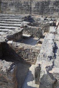 फिस्टोस का मिनोअन पुरातत्व स्थल। त्रिपक्षीय तीर्थ। महल के सामने कमरों का यह परिसर एक छोटा सा मंदिर था। फिस्टोस, क्रेते। द्वारा Minoan